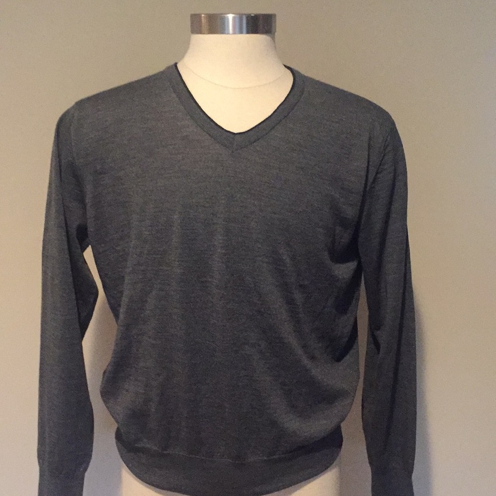 Men’s Charcoal v-neck sweater NEW